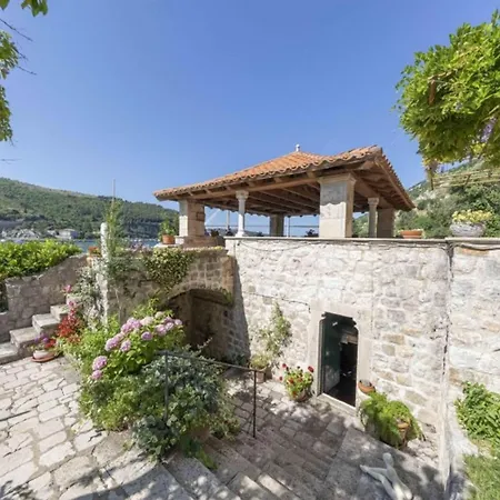 Gradi-five Bedroom With Outdoor Pool *
