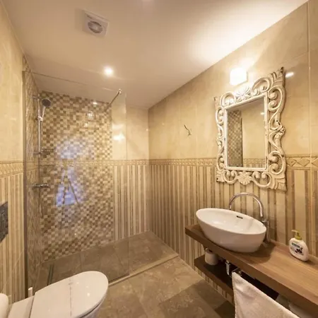 Gradi-five Bedroom With Outdoor Pool *